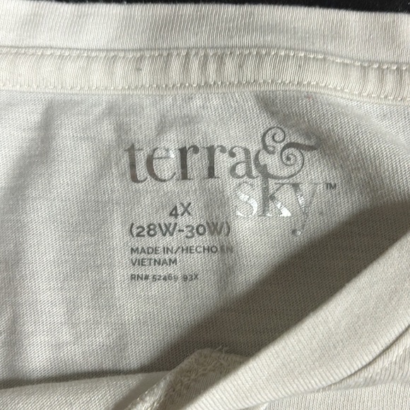 Woman’s Harry Potter Hufflepuff shirt!! - Picture 2 of 2